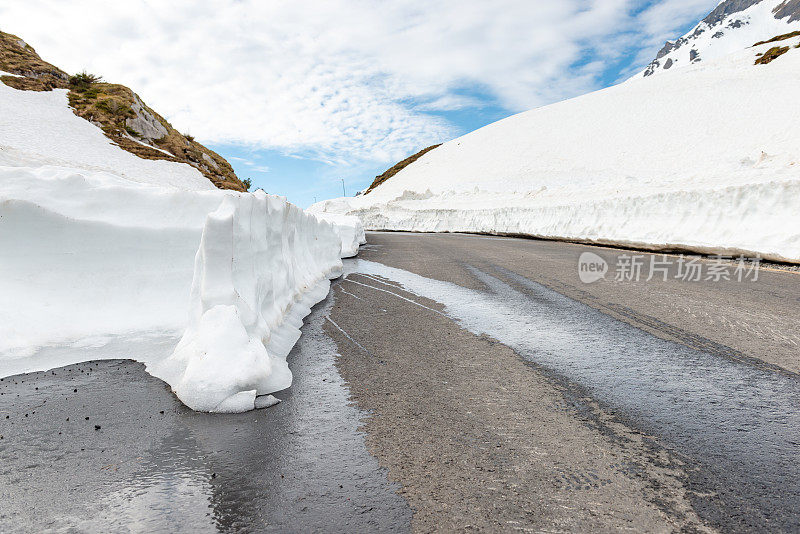 在清理过的山路上，路边残存的积雪