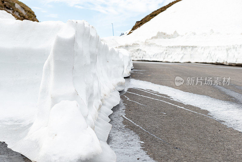 在清理过的山路上路边残存的积雪