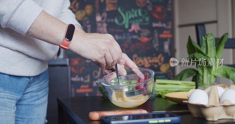 一位女士正在为两个人准备素食早餐。她没有使用任何塑料包装或器皿