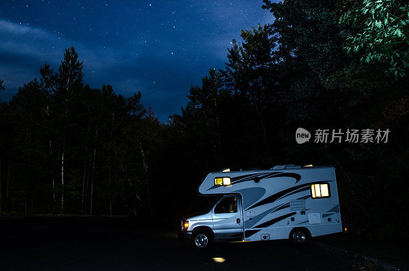 在繁星点点的夏夜，停在停车场的房车