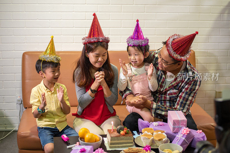 一个亚洲华人家庭庆祝生日