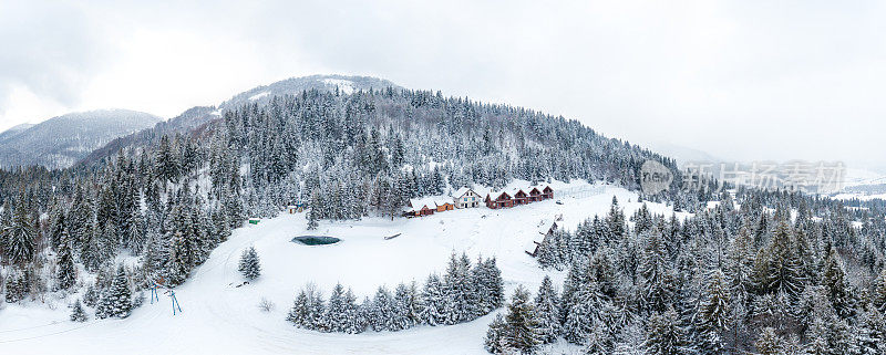 冬天的风景在雾与雪和树枝覆盖着白霜和冰冻的雪。高质量的照片