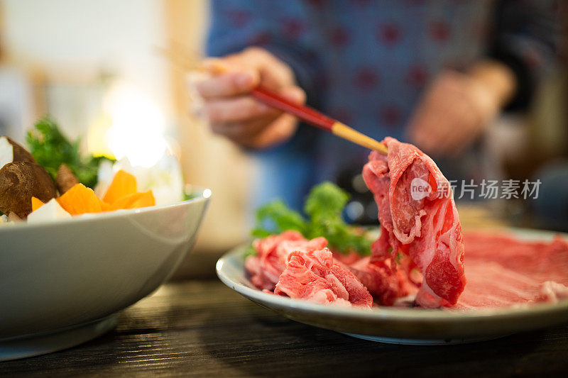 一碗蔬菜和松阪牛肉准备做寿喜烧