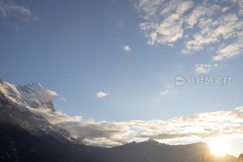 欧洲阿尔卑斯山上日出的美景