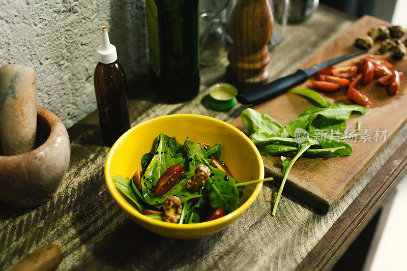 芝麻菜，番茄，腰果和香醋