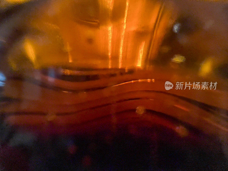 透过装有可乐的玻璃杯看。