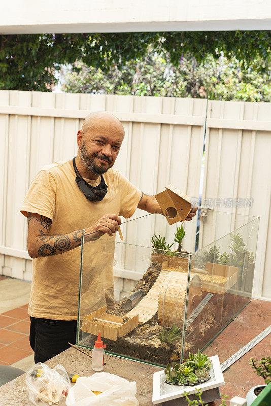 艺术家用多肉植物创作了一幅作品，他把这些植物放在一个鱼缸里，作为仓鼠的家