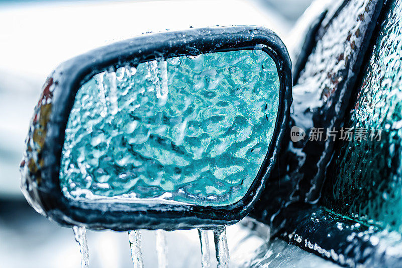 雨夹雪冻坏了汽车的侧视镜