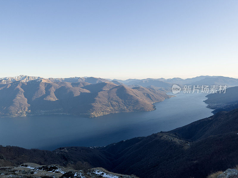 冬天从山顶俯瞰湖景