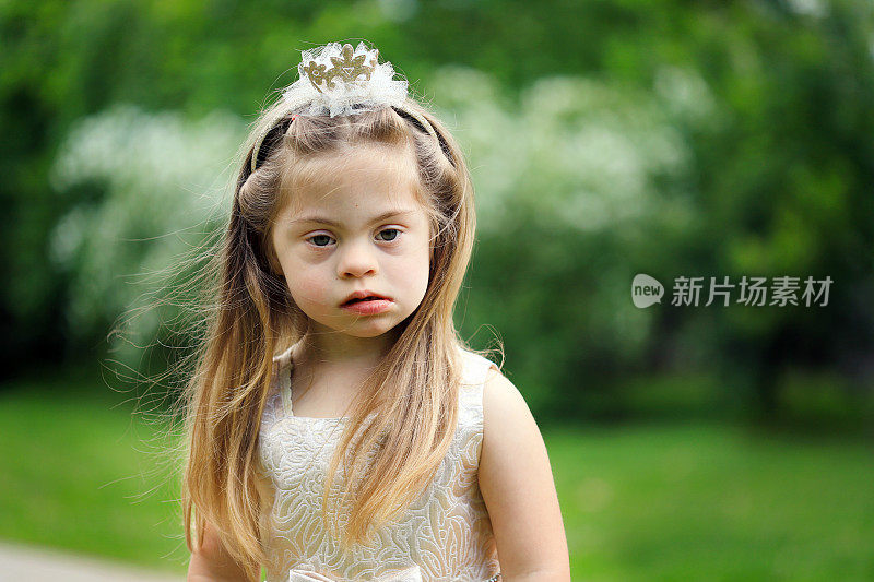 唐氏综合症的女孩打扮得像个公主