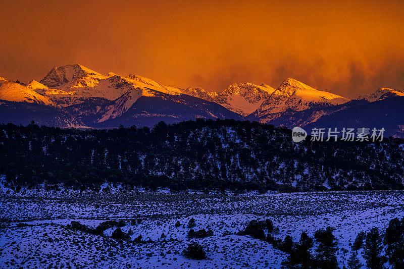 冬天的朝霞山日落风景