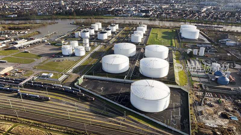 鸟瞰图的炼油厂，坦克和港口