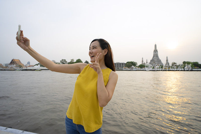 女人是独自旅行的人。