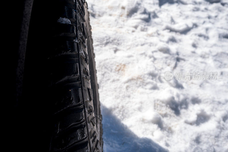 四个四个汽车轮胎在雪地上