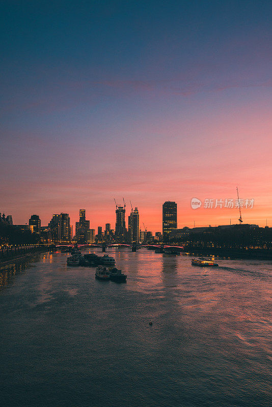 伦敦城市景观和泰晤士河在日落，伦敦英格兰英国