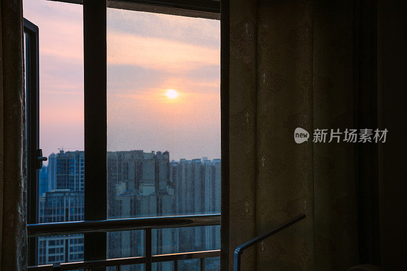 夕阳窗外繁华的城市