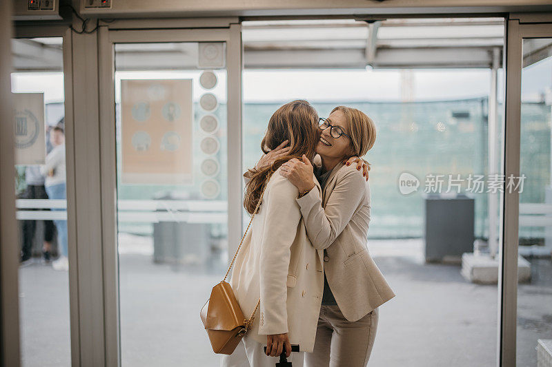 女人欢迎她的女客人