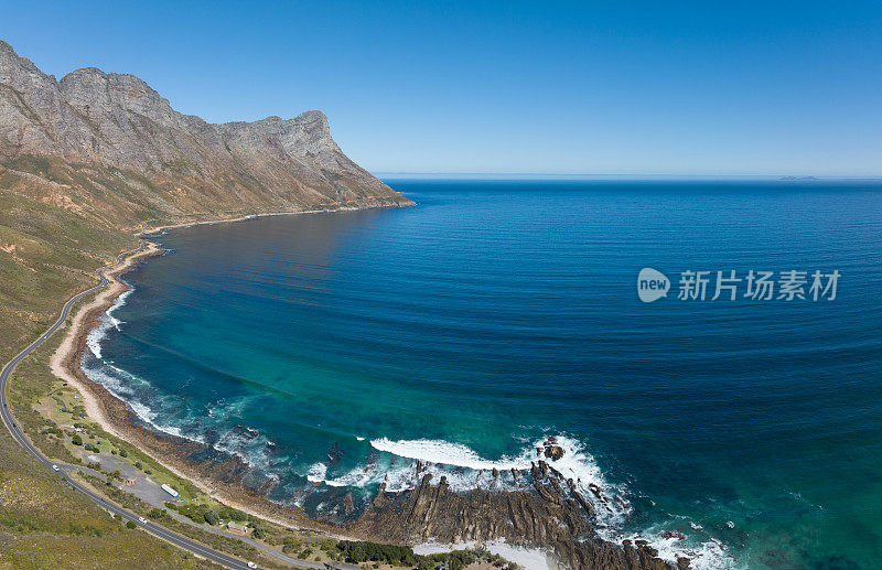 沿海公路沿着雄伟的海岸线运行