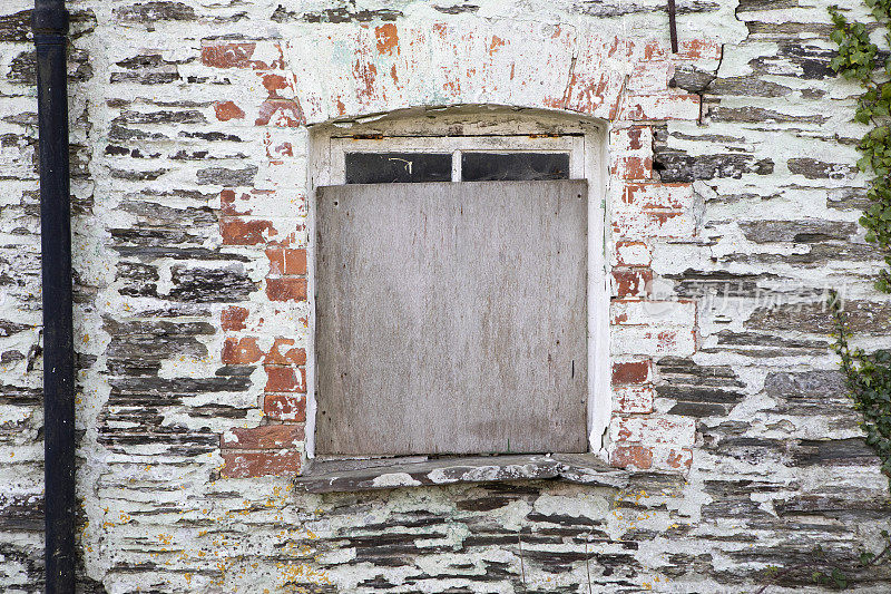石头小屋的窗户被钉上了木板