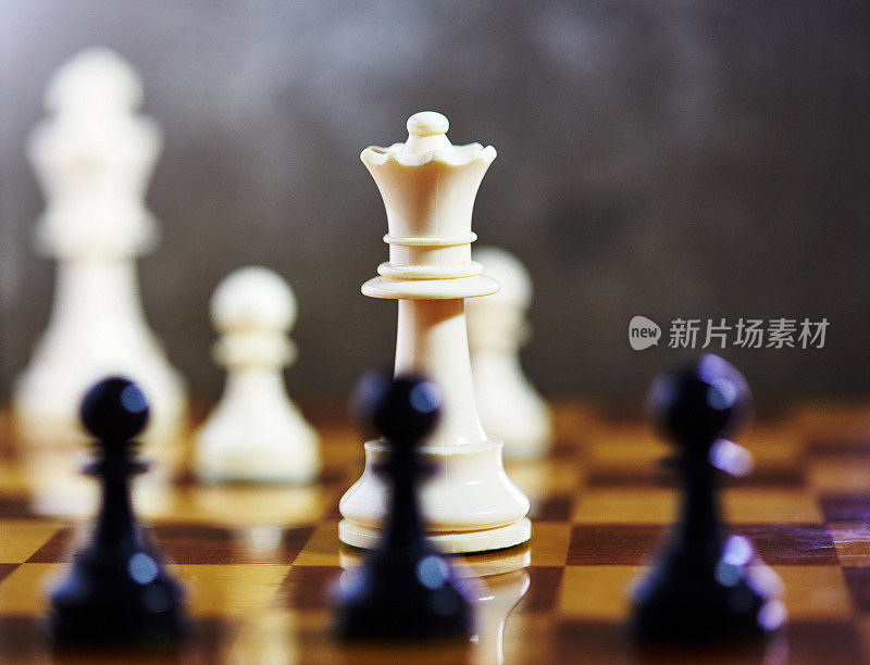 白皇后主导象棋游戏，复制空间上模糊的灰色背景