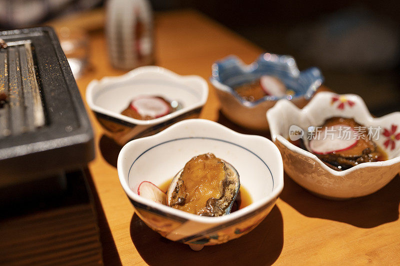 日本餐馆里的清酒鲍鱼