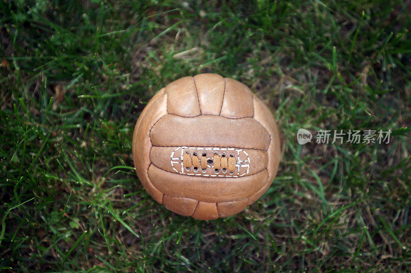 草地上的复古足球