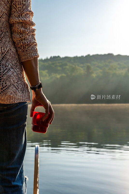 一个在湖边度假的女人。