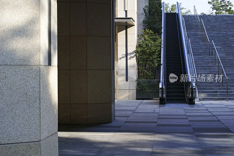 悬挂着大理石的建筑物柱子