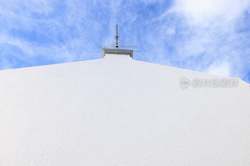 白色建筑顶上的天线