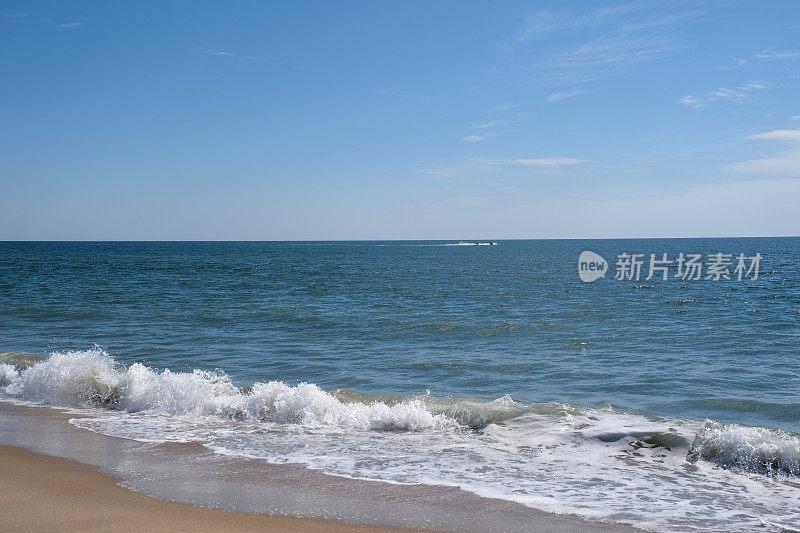 6月4日在弗吉尼亚海滩海滨，几乎没有游客在海滩上。