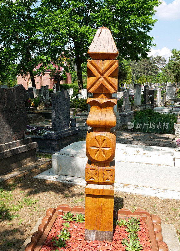 公共墓地的木制墓碑