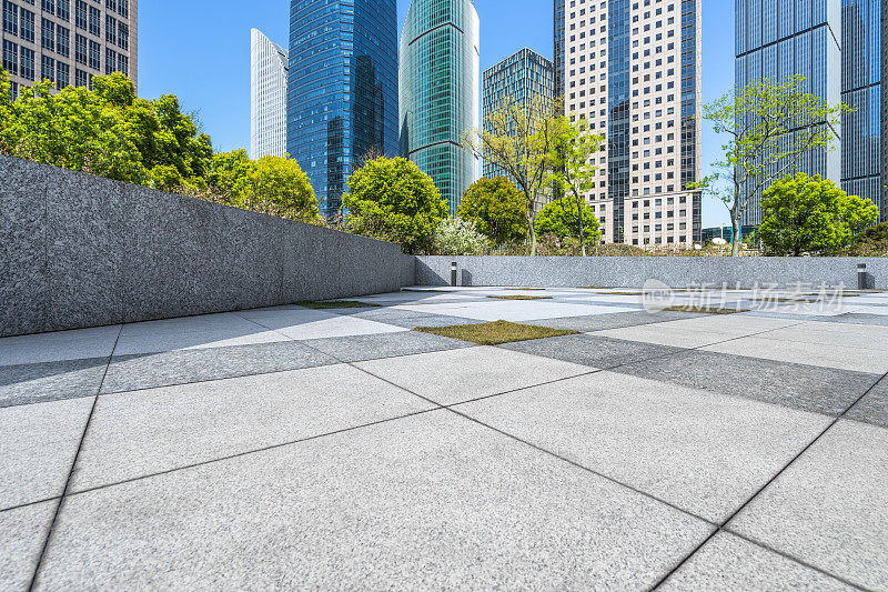 空地砖与上海城市天际线背景