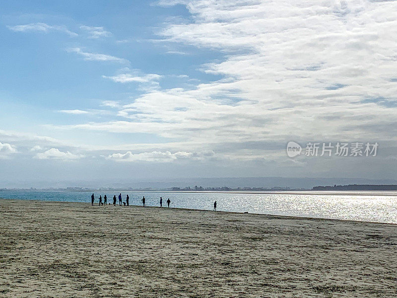 6号国道，岩石路和Tahunanui海滩风景在莫阿纳，纳尔逊，新西兰。