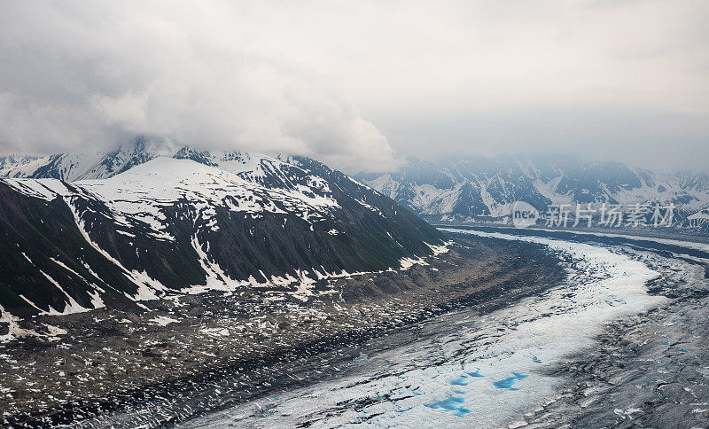 从德纳里国家公园的观光飞机上看到阿拉斯加美丽的山脉和冰川