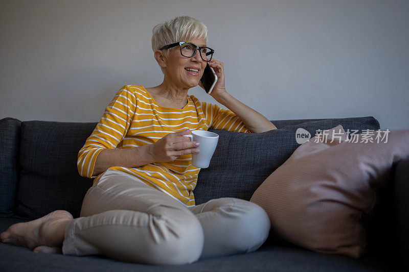 快乐的老年妇女使用手机