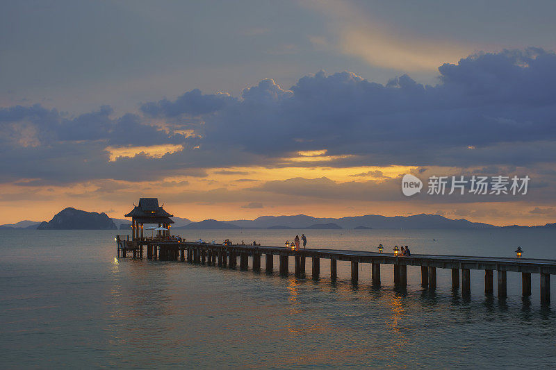 美丽的海景背景，在普吉岛和甲米泰国之间的安达曼海的小岛