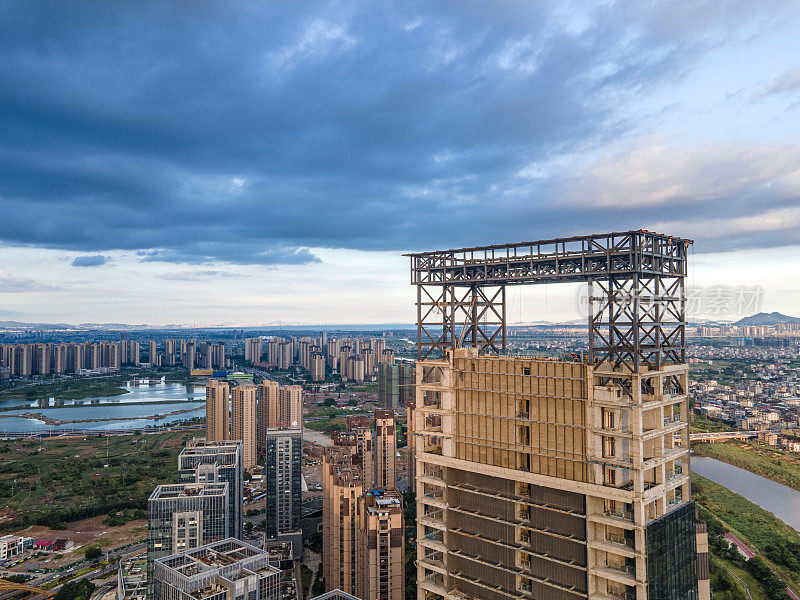 宜居的沿江城市和在建的摩天大楼