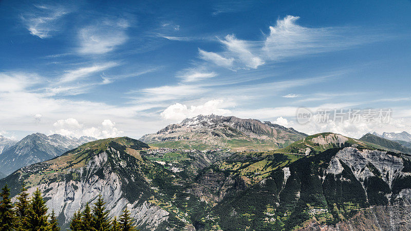 夏季，法国阿尔卑斯山脉的格兰德罗斯山和阿尔佩德休兹滑雪胜地