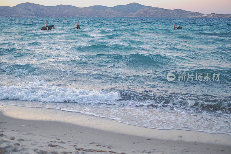 在海里骑马。