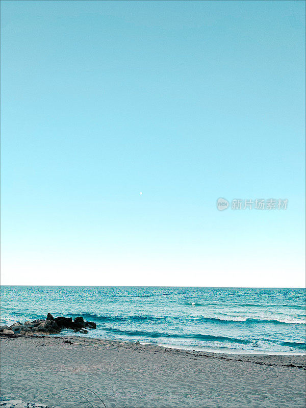 蓝色日落天空在棕榈滩，佛罗里达海岸
