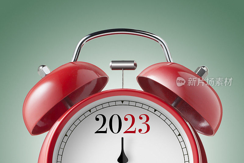 新2023年。一个红色闹钟的特写视图。