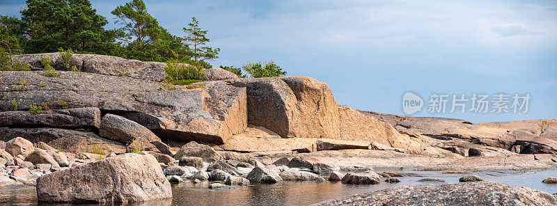 风景，波罗的海的岩石海岸。夏天的风景。