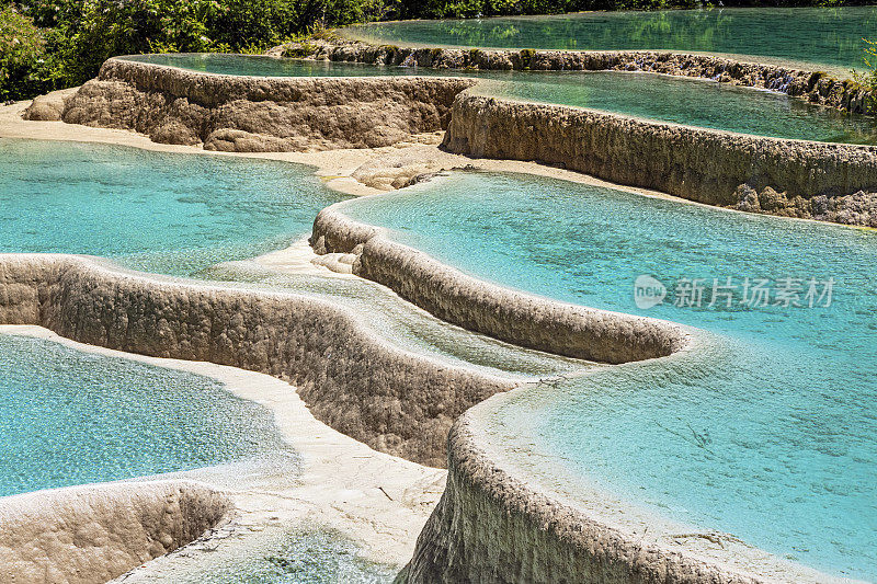 天然水池绿松石色的水