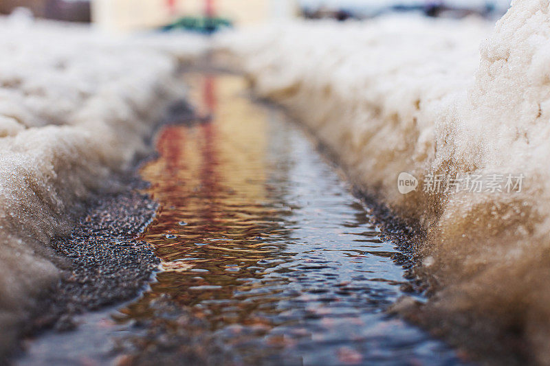 水坑。湿雪