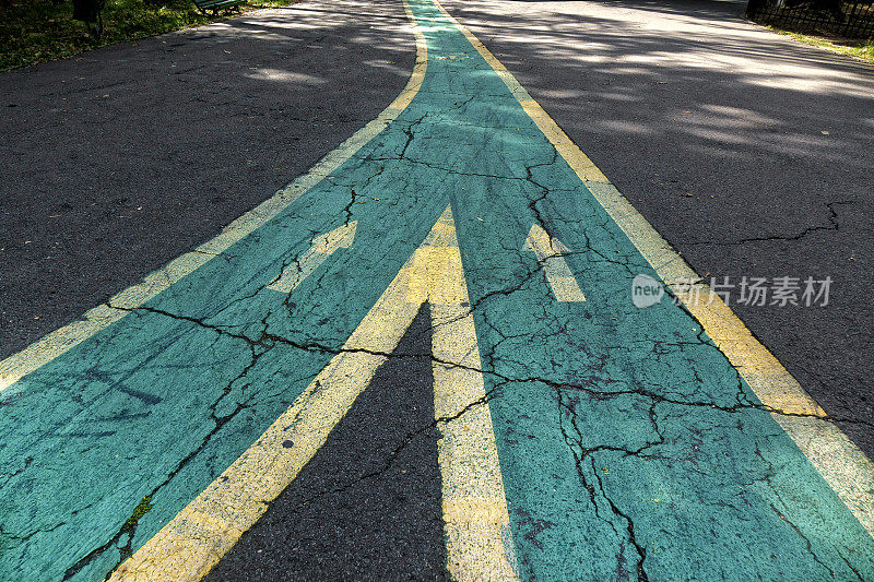 沥青道路上合并箭头标志