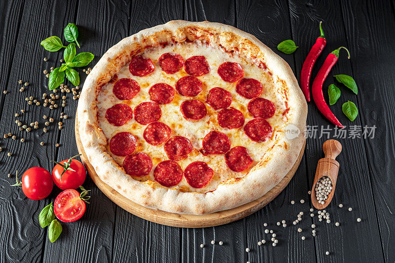 美味的意大利辣香肠披萨和烹饪材料番茄罗勒