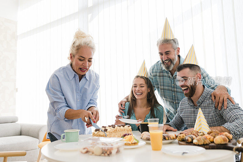 多代白人家庭一起在家庆祝母亲的生日