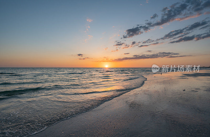 美国佛罗里达州海湾海岸的金银岛海滩上充满活力的日落