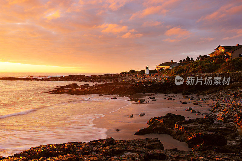 岩石海岸线上美丽的日出