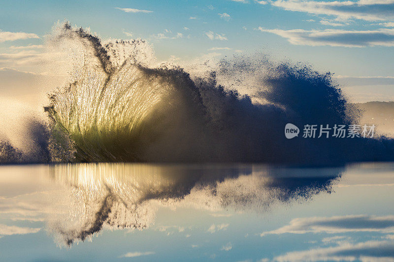 独特的海浪碰撞，在清晨金色的光线反射下创造出图案